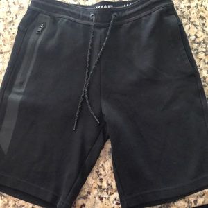 Like New! American Eagle men’s small black shorts